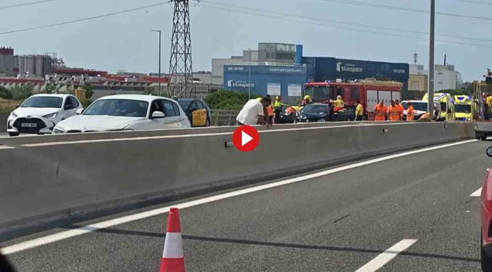 Un accidente entre un VTC y dos turismos en la C-31 obliga a cortar la vía Un accidente entre un VTC y dos turismos en la C-31 obliga a cortar la vía