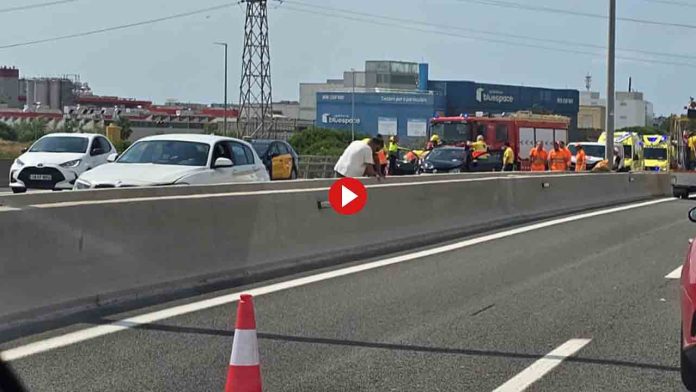 Un accidente entre un VTC y dos turismos en la C-31 obliga a cortar la vía
