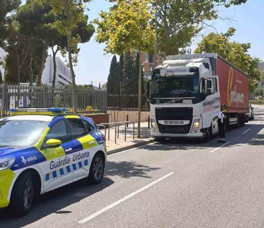 Un camionero quintuplica la tasa de alcohol y choca en la Ronda de Dalt Un camionero quintuplica la tasa de alcohol y choca en la Ronda de Dalt
