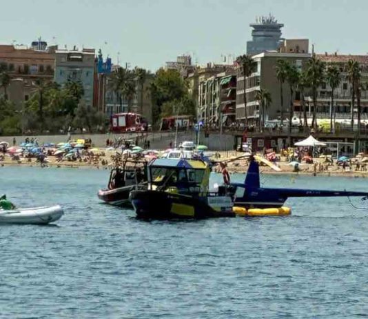 Un helicóptero aterriza de emergencia en la playa de la Barceloneta Un helicóptero aterriza de emergencia en la playa de la Barceloneta