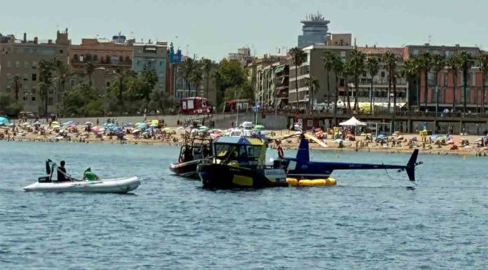 Un helicóptero aterriza de emergencia en la playa de la Barceloneta Un helicóptero aterriza de emergencia en la playa de la Barceloneta