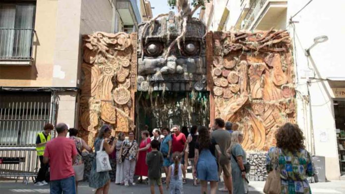 Un incendio en las fiestas de Gràcia daña la portalada de la calle Verdi