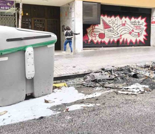 Arden tres contenedores de basura y el humo se extiende por el Eixample Arden tres contenedores de basura y el humo se extiende por el Eixample