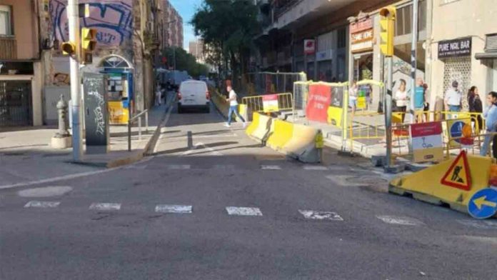 Arrancan las obras en la calle Constitució entre rambla Badal y Riera Blanca