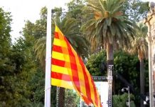 El Parlament iza una gran bandera de 54 metros por la Diada El Parlament iza una gran bandera de 54 metros por la Diada