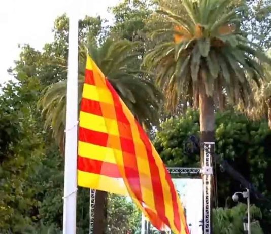 El Parlament iza una gran bandera de 54 metros por la Diada El Parlament iza una gran bandera de 54 metros por la Diada