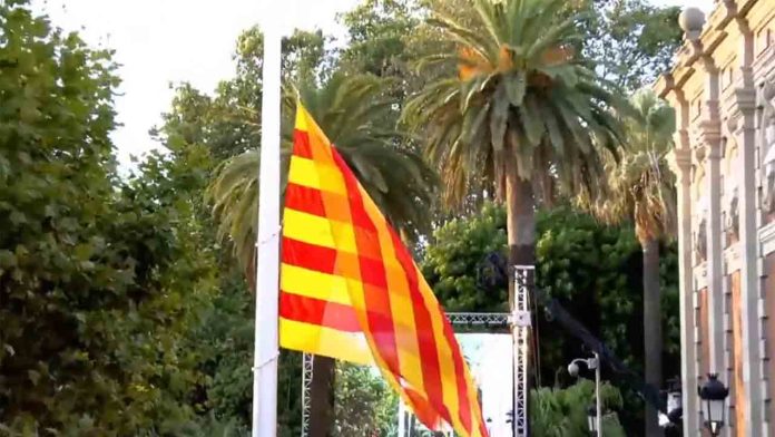 El Parlament iza una gran bandera de 54 metros por la Diada