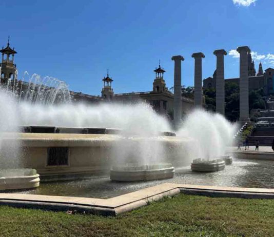 La Font Màgica de Montjuïc vuelve a brillar tras tres años apagada La Font Màgica de Montjuïc vuelve a brillar tras tres años apagada