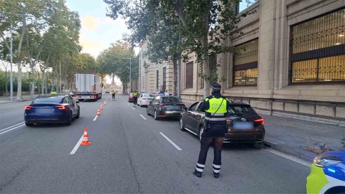 La Guàrdia Urbana inmoviliza 23 VTC de 24 parados en un operativo