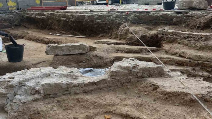 La Rambla desvela casi 50 metros de la muralla medieval de Barcelona La Rambla desvela casi 50 metros de la muralla medieval de Barcelona