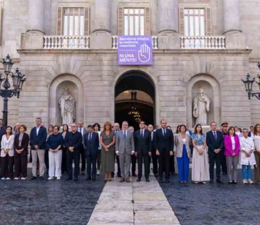 Minuto de silencio en Barcelona tras el feminicidio de Ciutat Meridiana Minuto de silencio en Barcelona tras el feminicidio de Ciutat Meridiana
