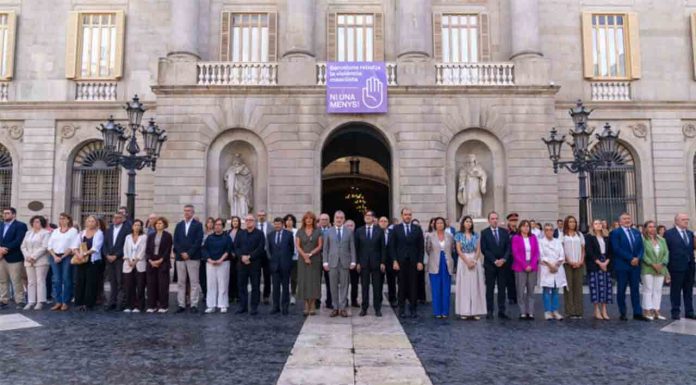 Minuto de silencio en Barcelona tras el feminicidio de Ciutat Meridiana Minuto de silencio en Barcelona tras el feminicidio de Ciutat Meridiana