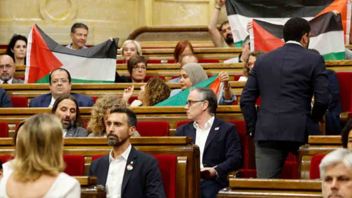 Minuto de silencio en el Parlament por el genocidio Gaza