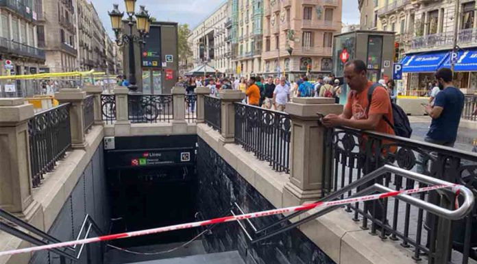 Se inunda la estación de metro del Liceu por la intensa lluvia Se inunda la estación de metro del Liceu por la intensa lluvia