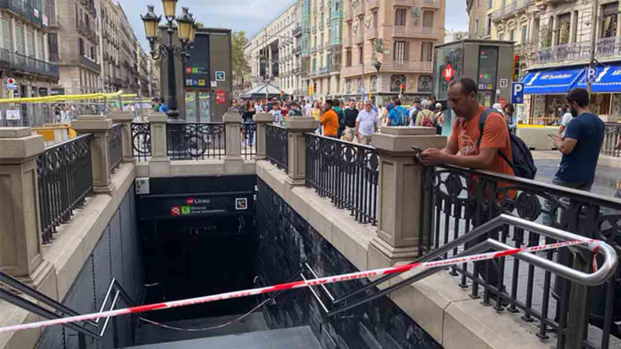 Se inunda la estación de metro del Liceu por la intensa lluvia
