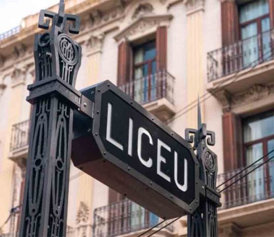 TMB recupera los pináculos históricos de la estación Liceu TMB recupera los pináculos históricos de la estación Liceu