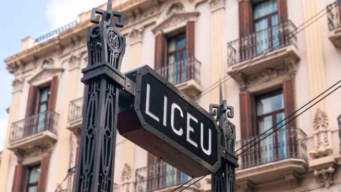 TMB recupera los pináculos históricos de la estación Liceu