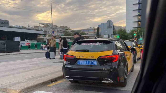 Taxistas con malas prácticas en la estación de Sants Taxistas con malas prácticas en la estación de Sants