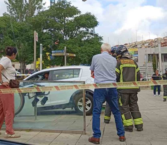 Un coche queda encallado en las escaleras del Metro Sant Quintí en Barcelona Un coche queda encallado en las escaleras del Metro Sant Quintí en Barcelona