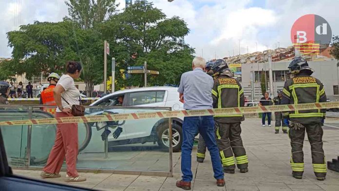 Un coche queda encallado en las escaleras del Metro Sant Quintí en Barcelona