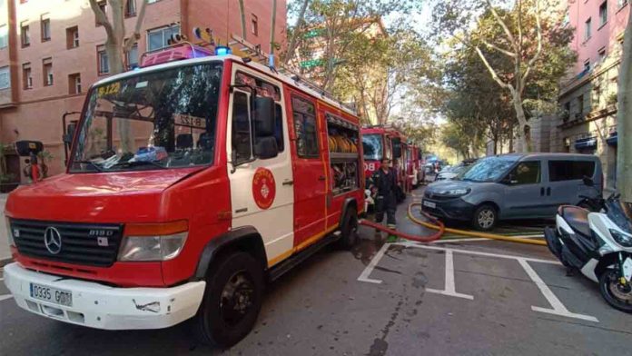 Un incendio en Sant Martí obliga a desalojar a los vecinos de un edificio