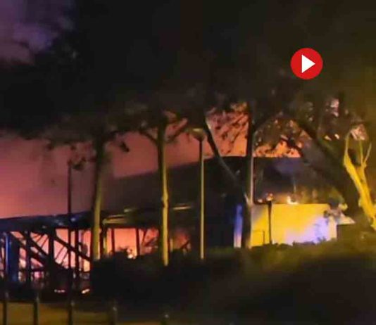 Un incendio en la Nova Icaria sorprende a los vecinos en plena mañana de domingo Un incendio en la Nova Icaria sorprende a los vecinos en plena mañana de domingo