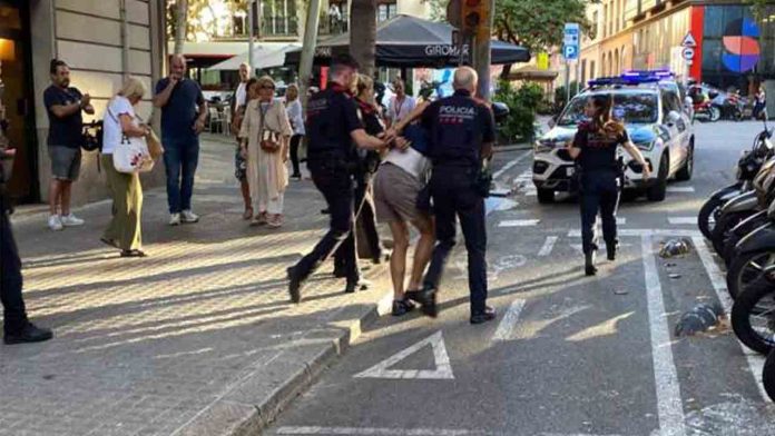 Varios vecinos retienen a un ladrón tras asaltar a una madre en el Eixample