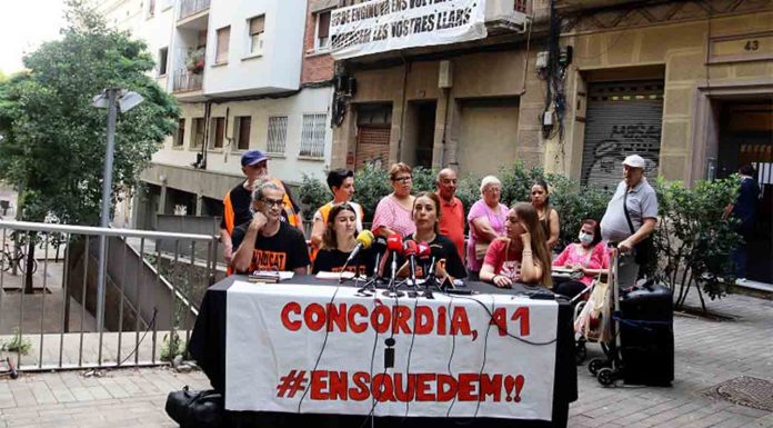 Vecinos de Poble-sec alertan de desahucios tras la compra de un fondo buitre Vecinos de Poble-sec alertan de desahucios tras la compra de un fondo buitre