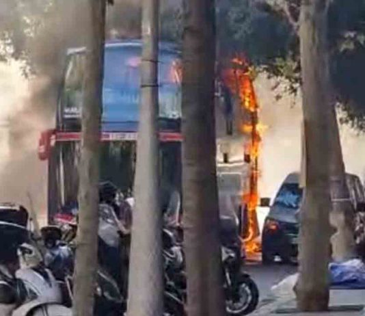 Arde un Bus Turístico en el Eixample Arde un Bus Turístico en Sagrada Familia