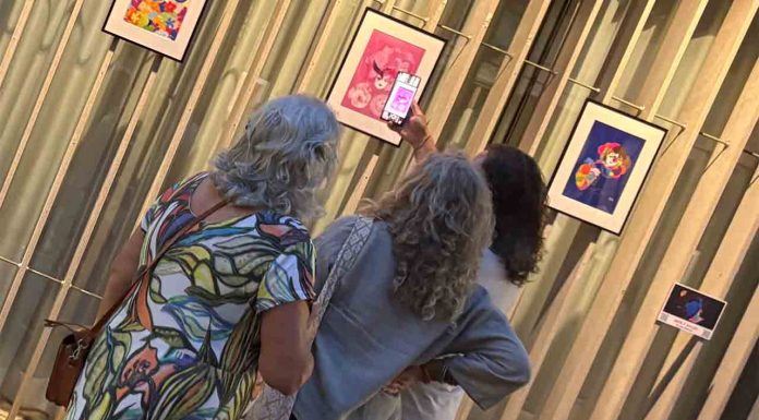 “Arte y salud” de Houda Bakkali en el Octubre Rosa “Arte y salud” de Houda Bakkali en el Octubre Rosa