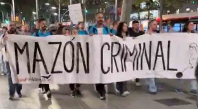 Centenares de personas se manifiestan en Barcelona para pedir la dimisión de Mazón Centenares de personas se manifiestan en Barcelona para pedir la dimisión de Mazón