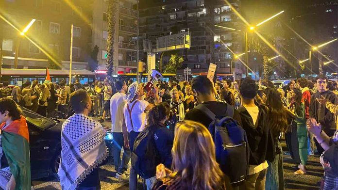 Cientos de personas protestan en Barcelona contra la interceptación de la flotilla a Gaza