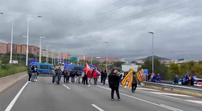 Cortes en las rondas de Barcelona por las protestas del sector del metal Cortes en las rondas de Barcelona por las protestas del sector del metal