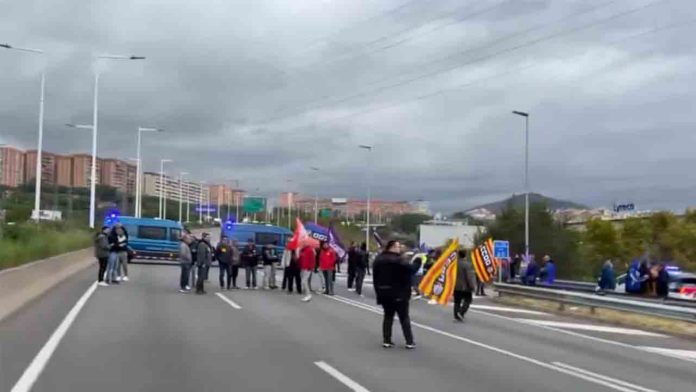 Cortes en las rondas de Barcelona por las protestas del sector del metal