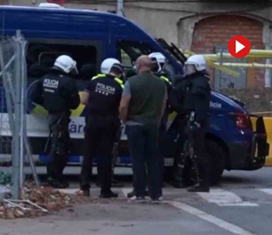 Desalojo policial en marcha en la antigua fábrica de La Escocesa Desalojo policial en marcha en la antigua fábrica de La Escocesa