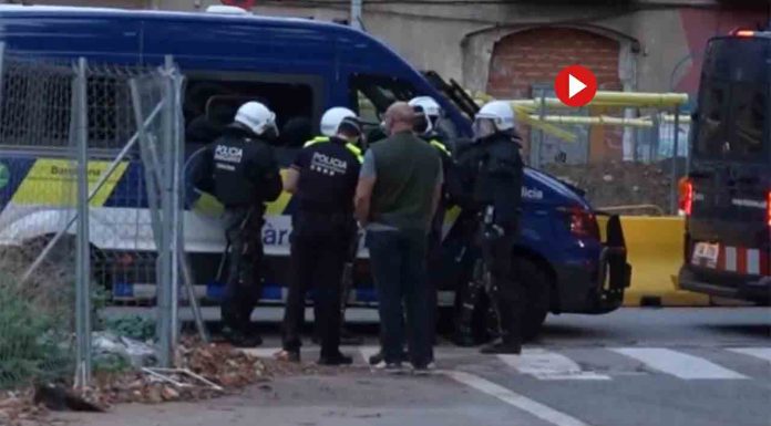 Desalojo policial en marcha en la antigua fábrica de La Escocesa Desalojo policial en marcha en la antigua fábrica de La Escocesa