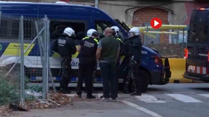 Desalojo policial en marcha en la antigua fábrica de La Escocesa