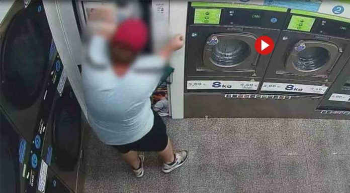 Detenido un joven por una serie de robos en lavanderías de Sant Martí Detenido un joven por una serie de robos en lavanderías de Sant Martí