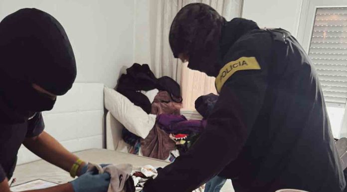 Dispositivo policial de los Mossos contra el tráfico de drogas en La Mina Dispositivo policial de los Mossos contra el tráfico de drogas en La Mina