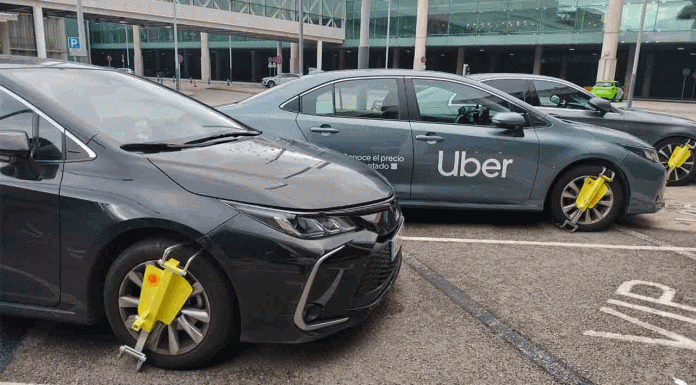 Convocado un paro total del taxi en Barcelona Élite Taxi suspende las protestas tras reunirse con el FC Barcelona