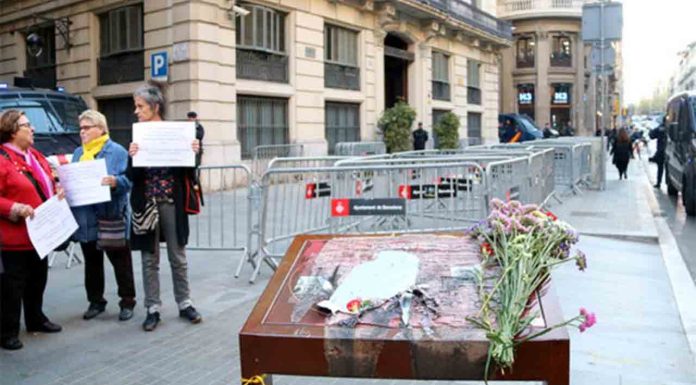 Entidades memorialistas protestan por el uso policial en la jefatura de la Vía Laietana Entidades memorialistas protestan por el uso policial en la jefatura de la Vía Laietana