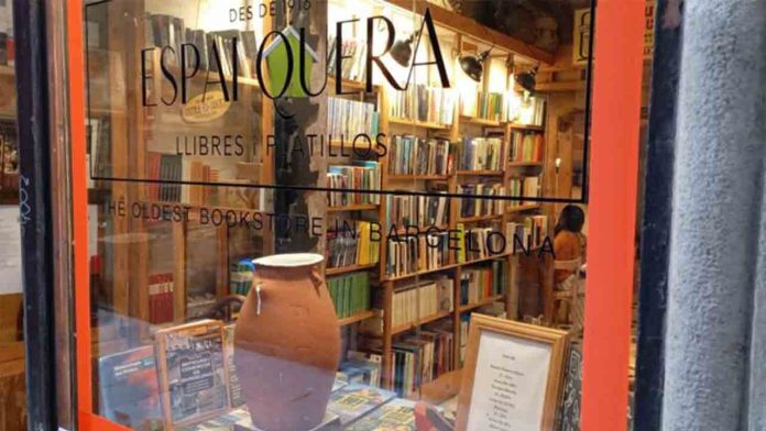 La cuarta edición de “Aparadors Artístics” llena de arte los escaparates del Gòtic