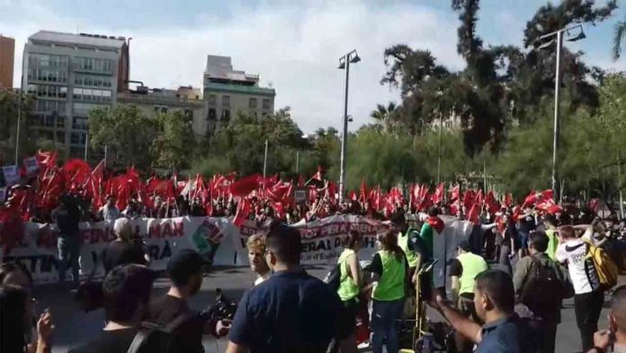 Miles de estudiantes marchan en Barcelona en apoyo a Palestina