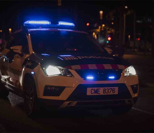 Detenidos en la ronda Litoral tras un robo con butrón en una tienda de telefonía Detenidos en la ronda Litoral tras un robo con butrón en una tienda de telefonía