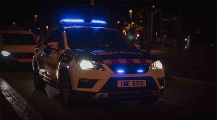 Detenidos en la ronda Litoral tras un robo con butrón en una tienda de telefonía Detenidos en la ronda Litoral tras un robo con butrón en una tienda de telefonía