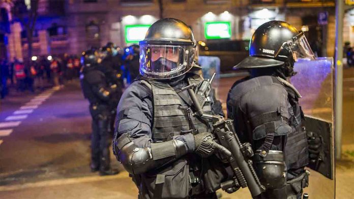 Niegan la amnistía a un mosso por un disparo de “foam” durante el Procés Niegan la amnistía a un mosso por un disparo de “foam” durante el Procés