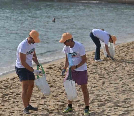 Recogen 170 kilos de basura de la playa de la Nova Icària Recogen 170 kilos de basura de la playa de la Nova Icària