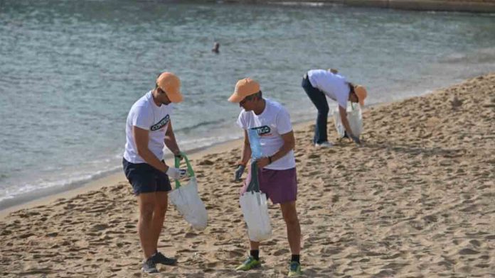 Recogen 170 kilos de basura de la playa de la Nova Icària