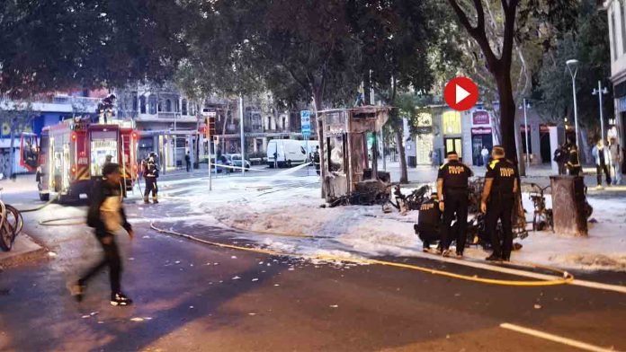 Se queman ocho motos, un restaurante y una caseta de la ONCE en Sant Antoni Se queman ocho motos, un restaurante y una caseta de la ONCE en Sant Antoni