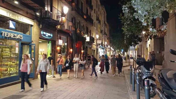 Un hombre herido por una puñalada en el abdomen en El Raval Un hombre herido por una puñalada en el abdomen en El Raval